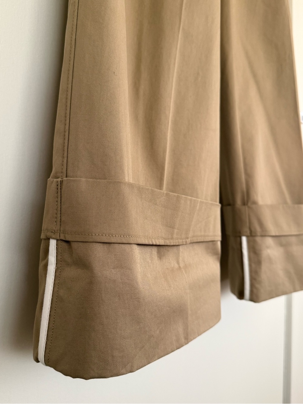 Victoria Beckham High-Rise Wide-Leg Pleated Cotton Twill Trousers in Tan | 4 - Picture 8 of 8